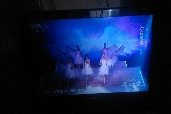 电视开机有一个黑屏怎么办